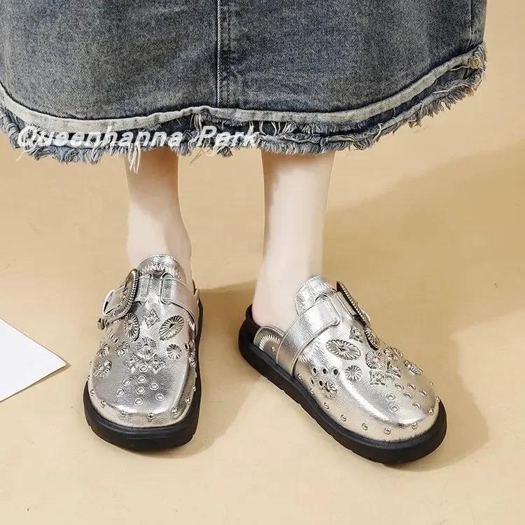 

Модные летние женские тапочки на платформе с заклепками в стиле панк-рок, кожаные мюли с креативной металлической фурнитурой, повседневные туфли для вечеринок, женские уличные тапочки 35 серебряный