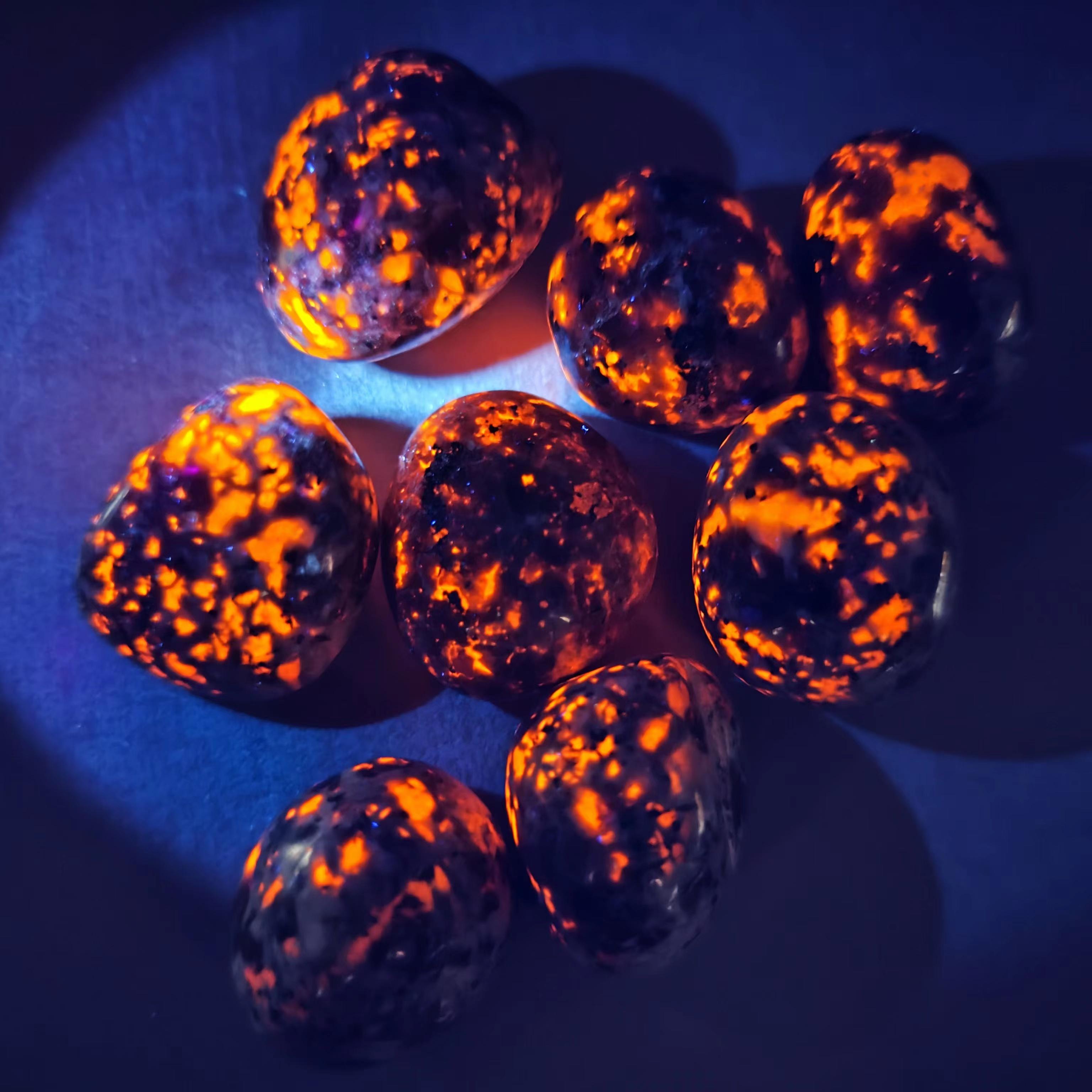 HXSCOO Flammenstein-Syenit Mit Sodalith - Natürlicher Fluoreszierender Kristall