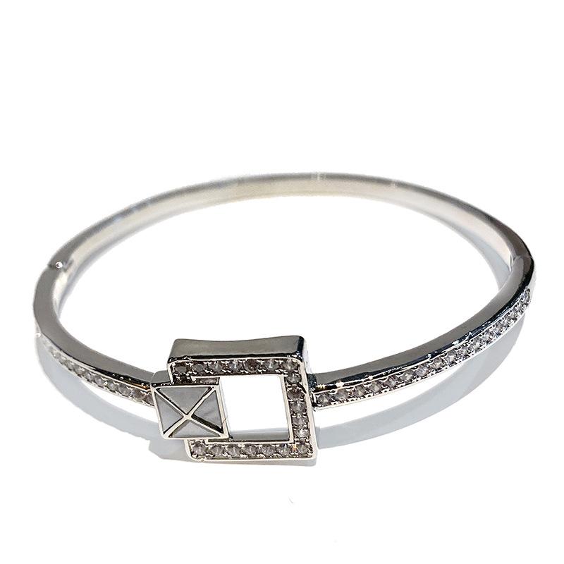 

Новый женский браслет витой браслет с маленьким цветком европейский и американский высококлассный браслет с темпераментом 19CM серебряный