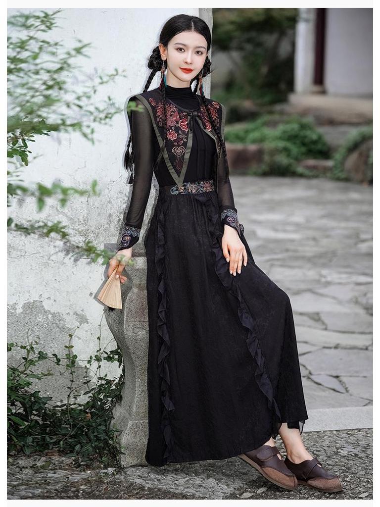 Versatile Ethnic Women's Short Cloak - Retro Embroidered Yunjian Style