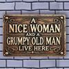 Metallschild im Vintage-Stil „Hier wohnen eine nette Frau und ein mürrischer alter Mann“ – wetterbeständig, vorgebohrt