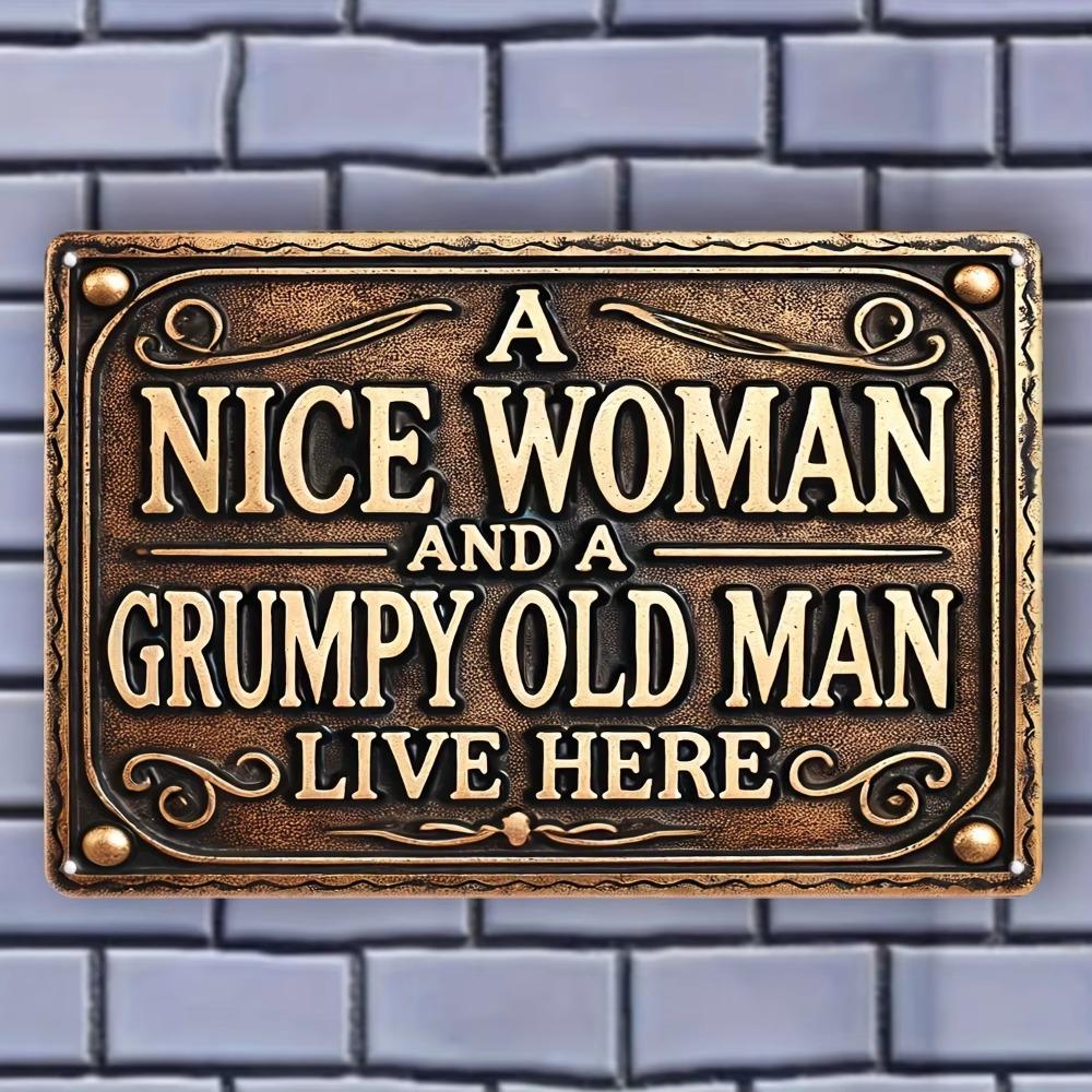 Panou Metalic Stil Vintage „O Femeie Drăguță și un Bătrân Morocănos Locuiesc Aici” - Rezistent la Intemperii, Pregăurit