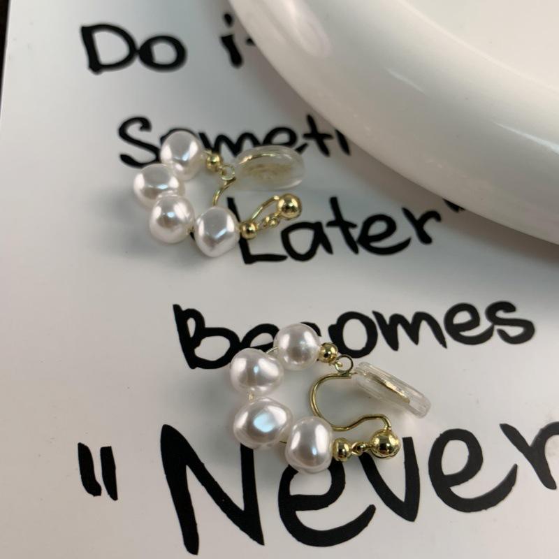 Elegant Retro Pearl Ear Cuff Earrings: No-Piercing, Versatile & High-End Fashion for Women.