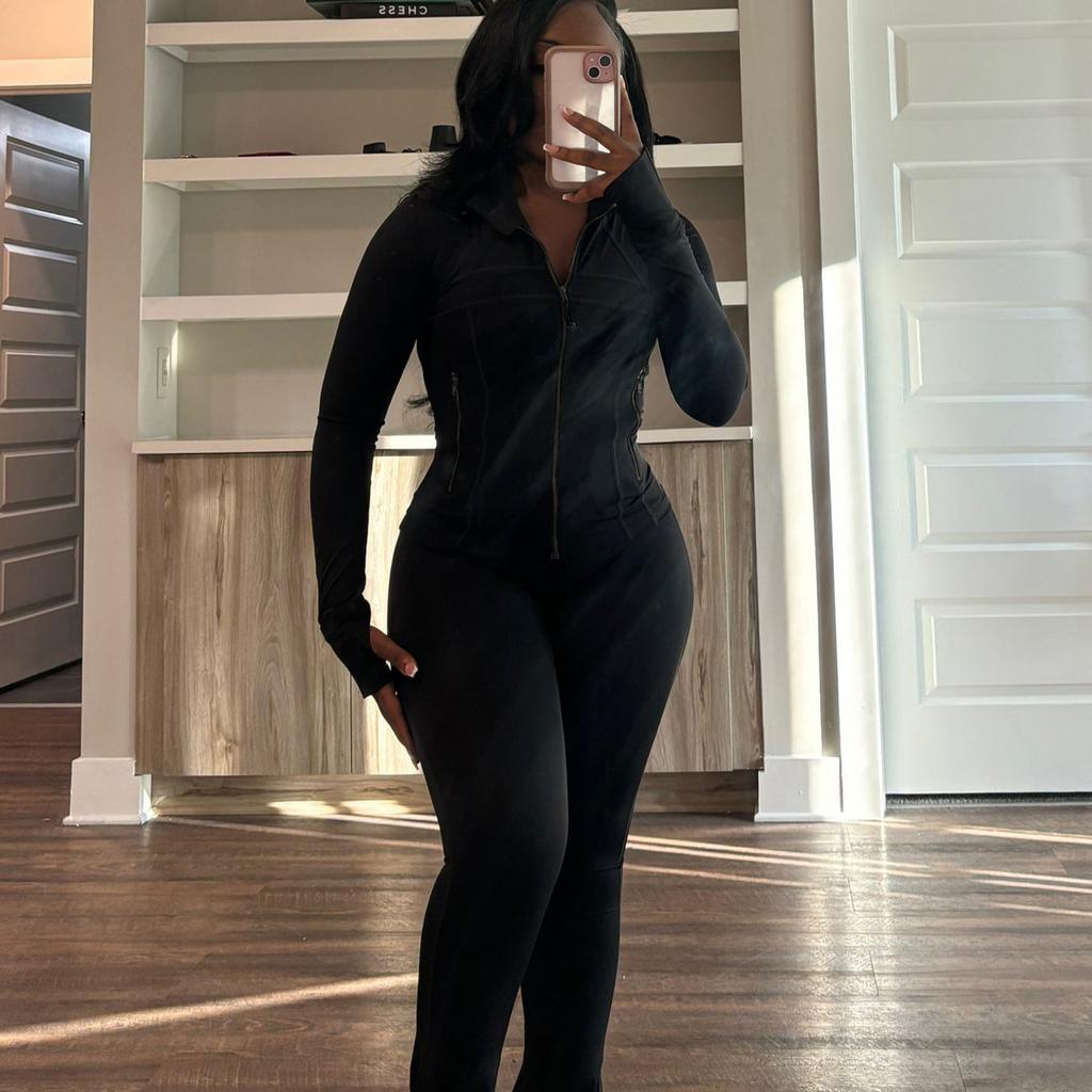 Weißer langärmeliger Jumpsuit mit Reißverschluss und ausgestelltem Bein