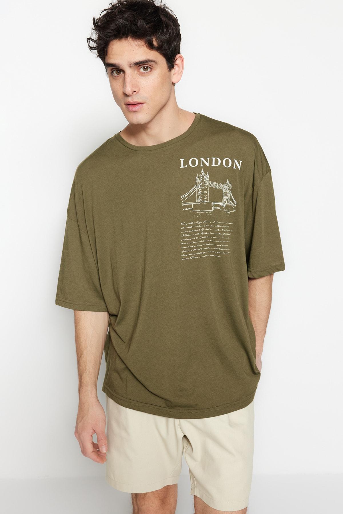 

Черная мужская футболка оверсайз с круглым вырезом и коротким рукавом с принтом TMNSS22TS0149