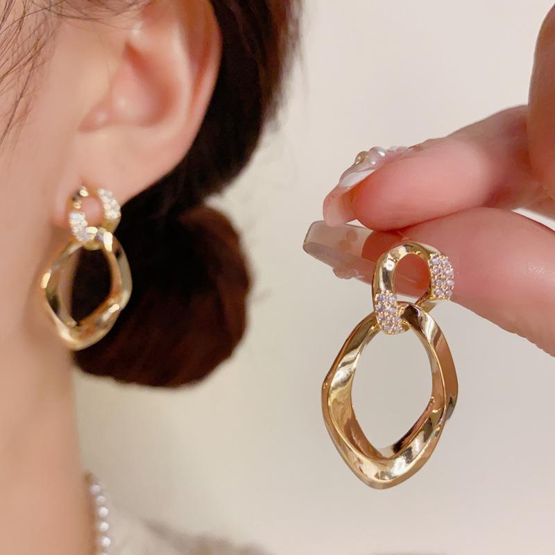 Temperamental and Fashionable Diamond-studded Metal Geometric Earrings for Women, Light Luxury and Cool Style Earrings