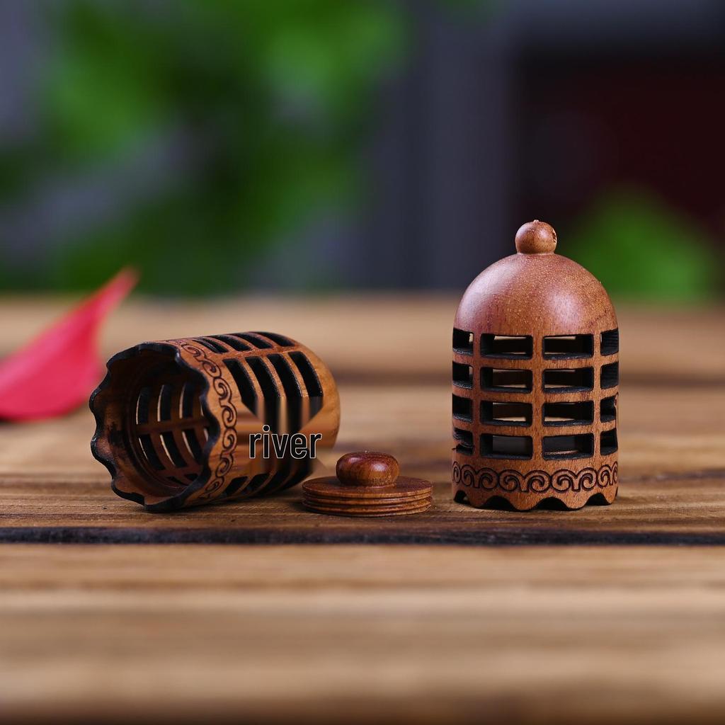 Přívěsek klíčenka Žalud a šiška z červeného santalového dřeva s otevíratelnou lahvičkou na přání