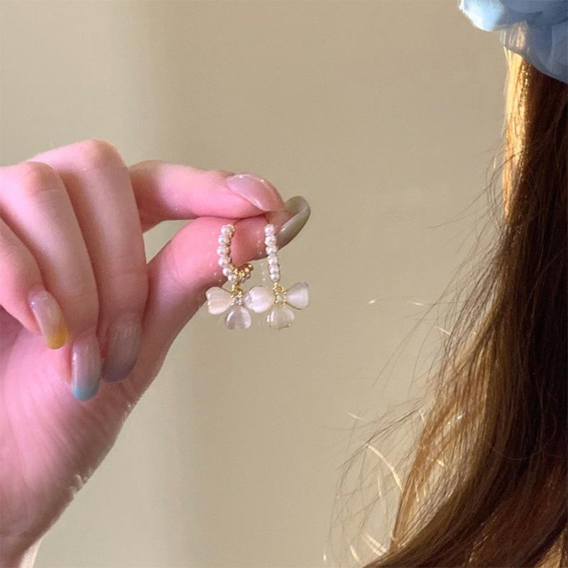 

Серьги-подвески с жемчужными цветами, маленькие свежие и универсальные серьги-пусеты, модные темпераментные и высококлассные серьги.