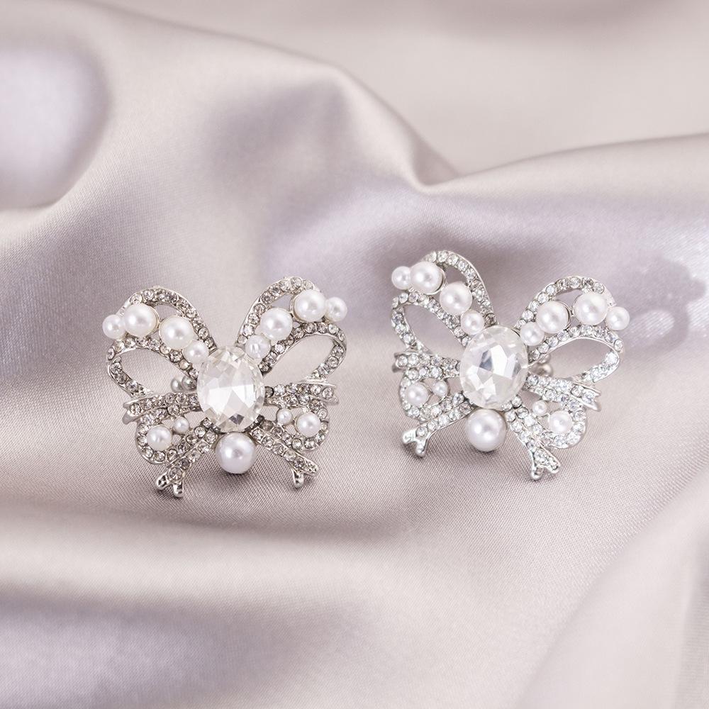 Elegant Clip-On Triangle Earrings for Non-Pierced Ears - Versatile, Light Luxury for Everyday Wear.