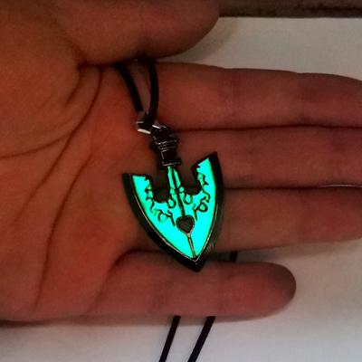 Anime Jojo's Bizarre Adventure Killer Queen Collier Pendentif Flèche Collier Escargots BRILLANT DANS LE NOIR Nuit Collier Hommes Femmes Cadeau