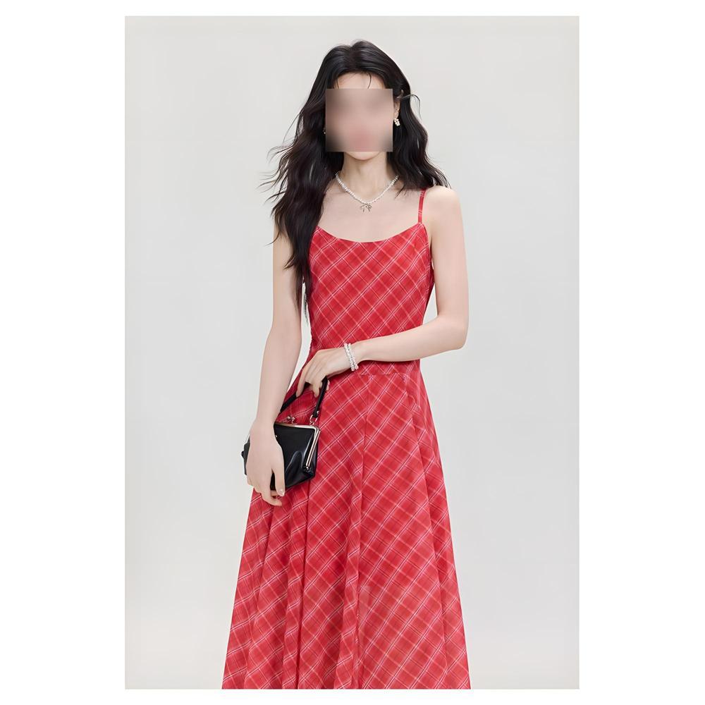 Mädchen Sommer schönes schönes rotes Karomuster Latzkleid lässige Atmosphäre Strand Film tragen langes Kleid