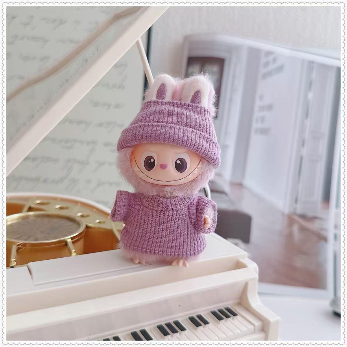 

Брелок для ключей Кукла Лабубу 4.0: Мини 10 см с ребристой футболкой, повязкой на голову и шляпой. Сменная одежда. 4.0 Doll Clothes