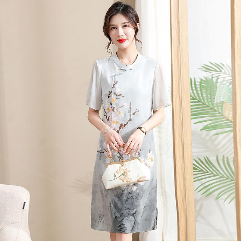 Sommerliches Chiffonkleid im chinesischen Stil: Bedrucktes Kurzarmkleid mit Rundkragen und Taille, perfekt für einen anmutigen und charmanten Look