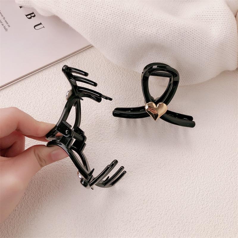 1pc Love black grab clip women's new high-end hair clip, shark clip at the back of the head, medium clip headband