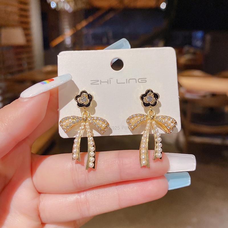 Retro light luxury pearl flower fashion earrings femininity high sense atmosphere stud earrings versatile personality earrings