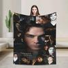 V-Vampire D-Diaries Damon Salvatore TV Coperta di Flanella Morbida Coperta da Lancio Arte Per Arredamento Casa Camera da Letto Letto Divano Picnic Regali per Fan