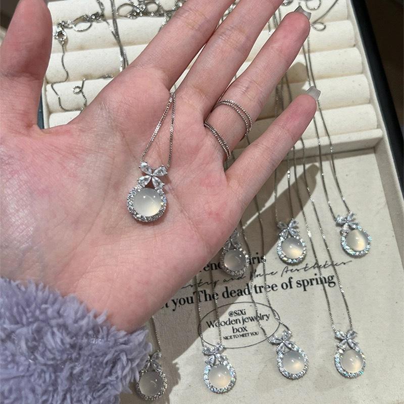 Vintage rose pendant pearl necklace women's light luxury niche design sense premium collarbone chain sweater chain