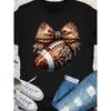 Europäische Größe Damen Kurzarm-T-Shirt mit einem kreisförmigen Richtungsdesign, das Muster von Fußball, Baseball, Football und Schleifen zeigt.