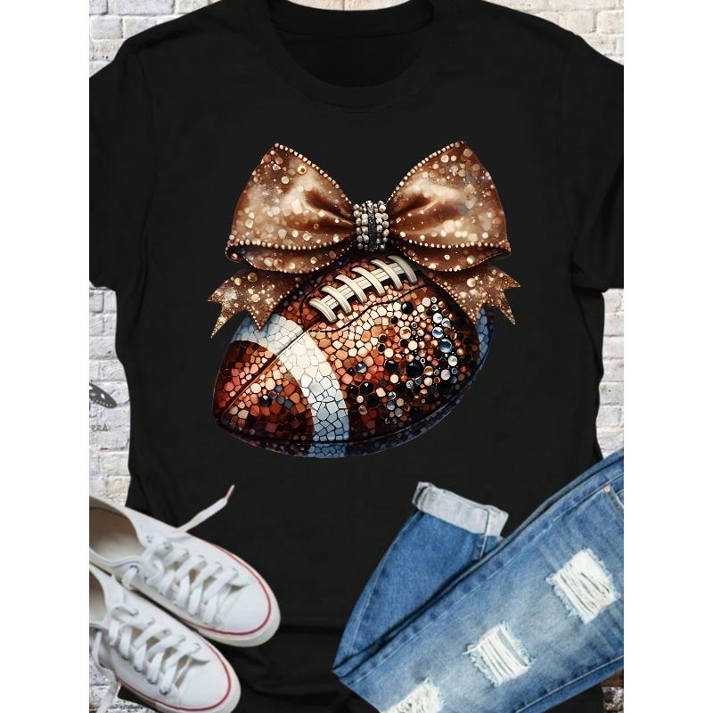 Europäische Größe Damen Kurzarm-T-Shirt mit einem kreisförmigen Richtungsdesign, das Muster von Fußball, Baseball, Football und Schleifen zeigt.