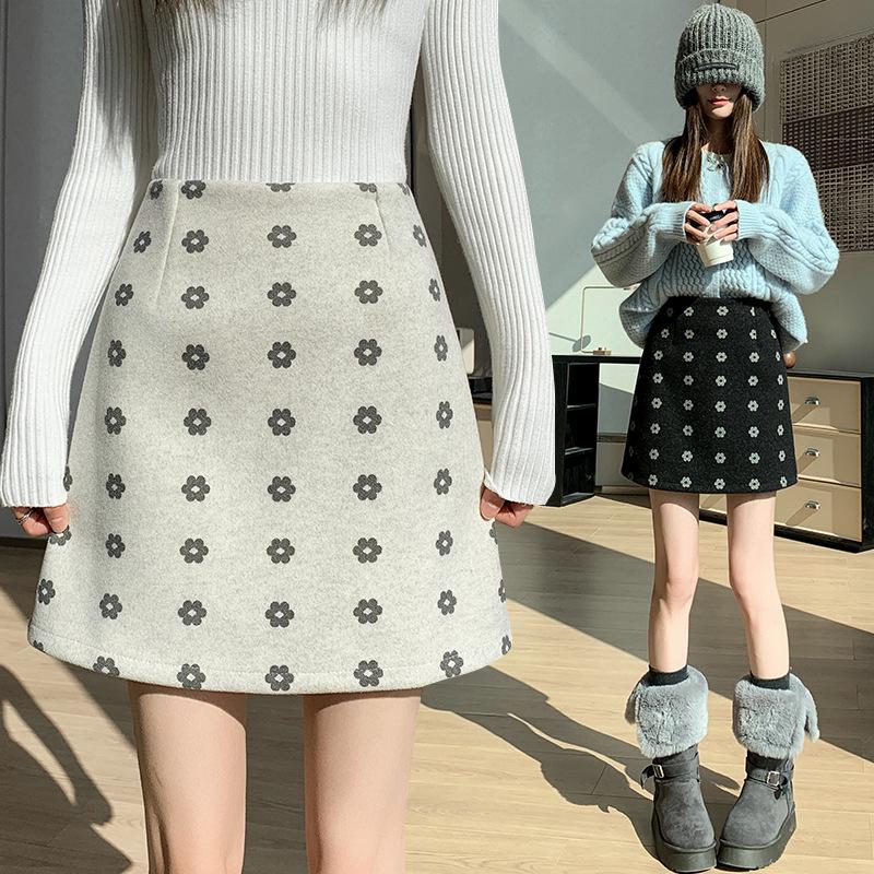 High-Waist Woolen A-Line Skirt: Cozy Autumn-Winter Style with Sweet, Slimming Fit