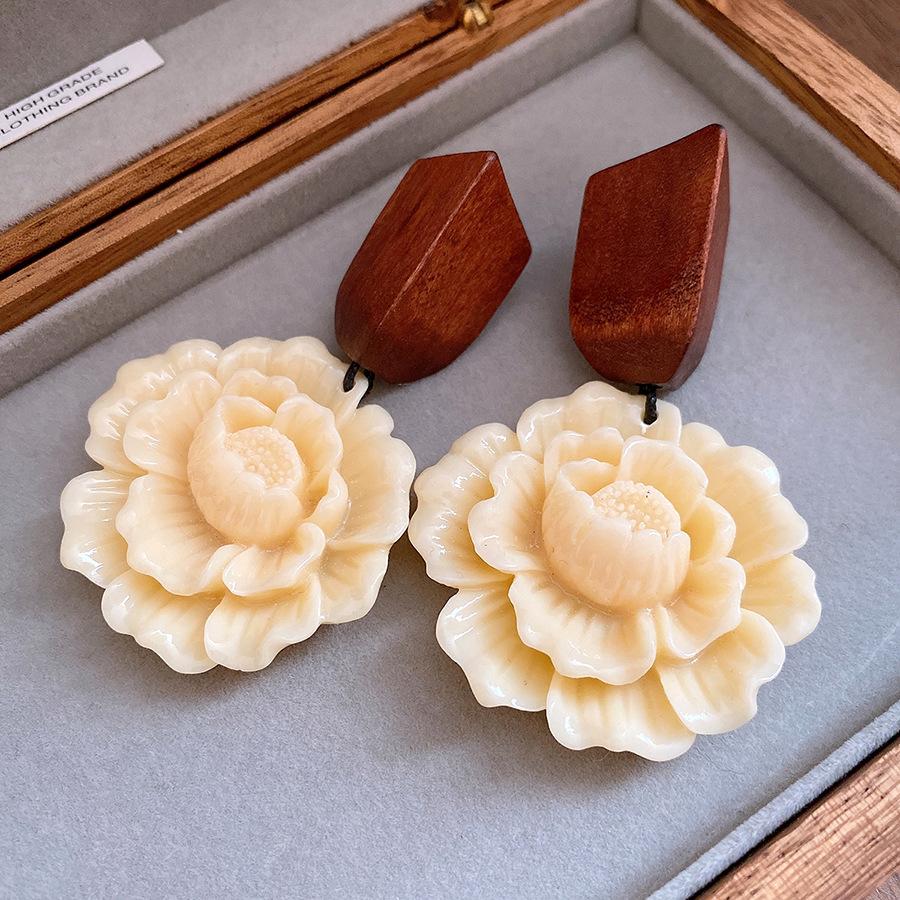 

Silver needle wood resin flower pendant earrings personalized design sense simple fashion stud earrings light luxury high-end earrings