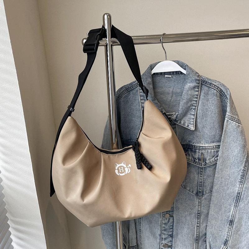 Dumpling bag female messenger bag large capacity commuter bag 2025 new bag single shoulder sports leisure backpack dumpling bag female