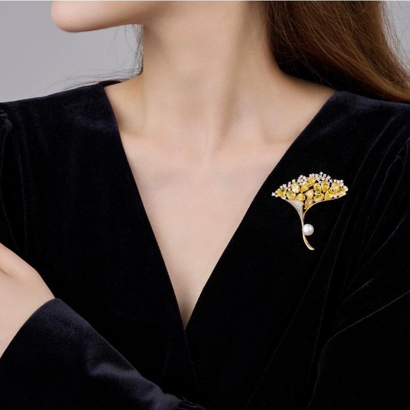 Temperament Ginkgo Biloba Brooch High-end Female Elegance Delicate Crystal Brooch Light Luxury Niche Design Pin with Accessories