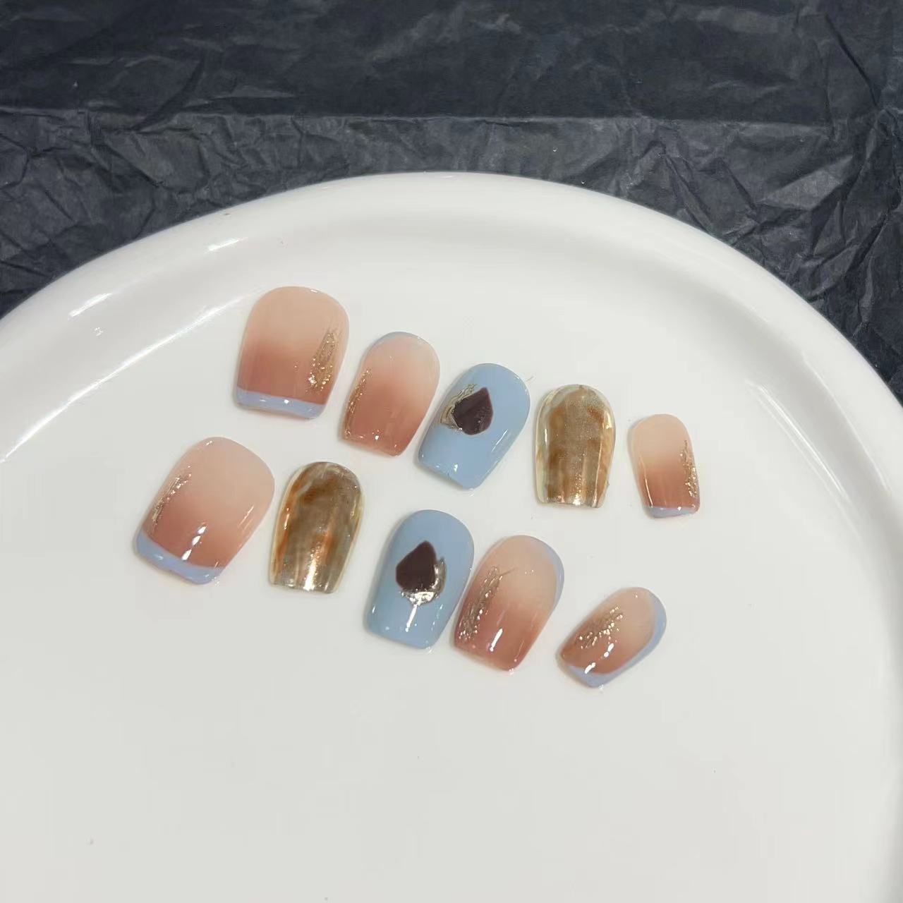 

Ношение брони Чистый ручной маникюр Готовый продукт Накладной ноготь Патч Телесный цвет Градиент Дымчато-голубой Волшебное зеркало Носимый патч для ногтей Medium M