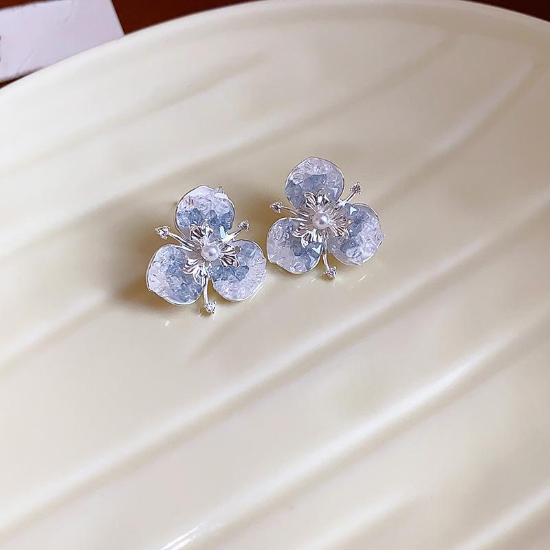 

Серьги-пусеты с жемчугом в виде цветка, универсальные изысканные серьги, легкая роскошь, высокое чувство моды, индивидуальность, темпераментные серьги для женщин