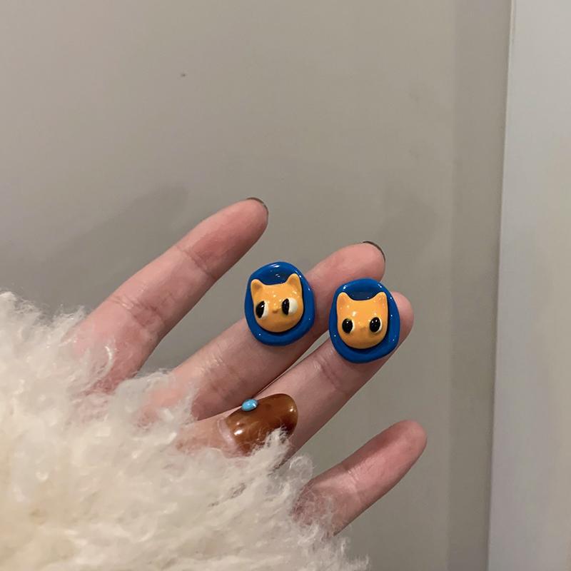 Cartoon kitten oval stud earrings simple and cute high-end earrings fashionable and versatile earrings