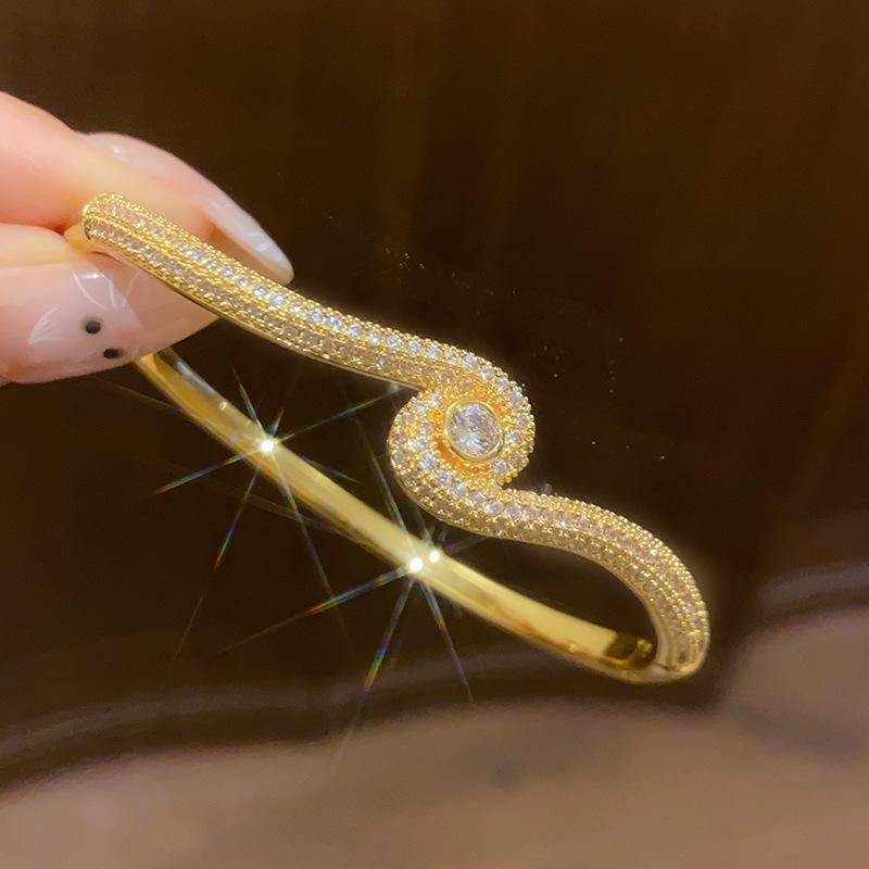 

18K Gold Plated Zircon Bow Bangle: Elegant Japanese-Korean High-End Fashion Bracelet