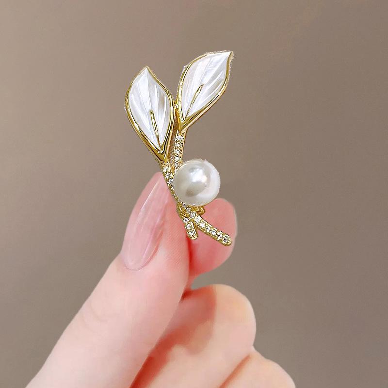 Elegant Pearl Brooch for Women's Suits - High-End Jewelry Pin
