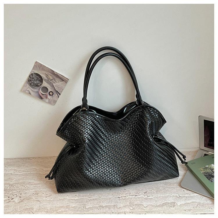 Korean Style Woven Texture Tote Bag: 2026 Fashion Versatile Shoulder Bag, Lazy Style, Large Capacity for Women.