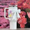 Silikon-Becherhülle für 40-oz-Becher, DIY-Set mit Schleife und Blumenanhänger, rutschfeste Schutzhülle, spülmaschinenfest, Geschenk für Becherliebhaber