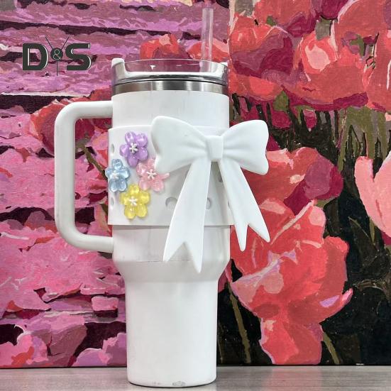 Silikon-Becherhülle für 40-oz-Becher, DIY-Set mit Schleife und Blumenanhänger, rutschfeste Schutzhülle, spülmaschinenfest, Geschenk für Becherliebhaber