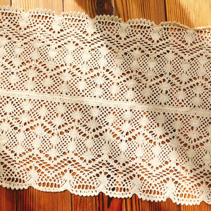 Boho Crochet Lace Polyester Table Runner with Tassels – Woven Rectangular Christmas Holiday Table Decor for Kitchen, Wedding, Dinner