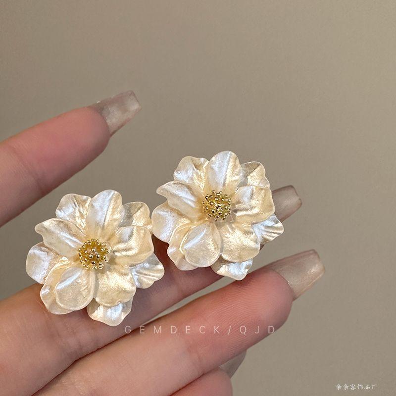 

Temperament light luxury camellia stud earrings women s French retro metal earrings high-end literary earrings