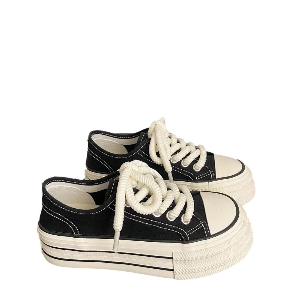 Kremfargede plattformsko i canvas for kvinner, tynne, nye trendy nisjesko for vår og sommer, muffin med stor tupp, student, hvite sko