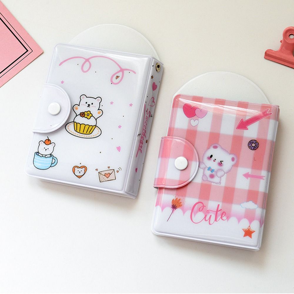 Kreatives Niedliches Kartenalbum PVC Kleiner Bär Idol Karten Sammelbuch mit 16 Innenseiten 3 Zoll Mini Sammelkartenalbum