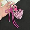 Stilvoller Plüsch-Schlüsselanhänger mit Leopardenmuster, verziert mit künstlichem Lederherz-Taschenanhänger für Damen-Modeaccessoires