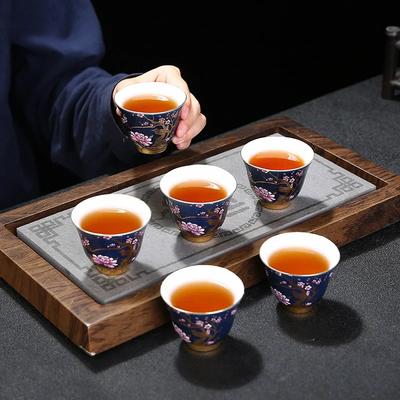 Juego de tazas de té de cerámica pintadas a mano en azul y dorado, accesorios para la mesa de té, juego de té Kung Fu, tazas de té creativas pintadas a mano.