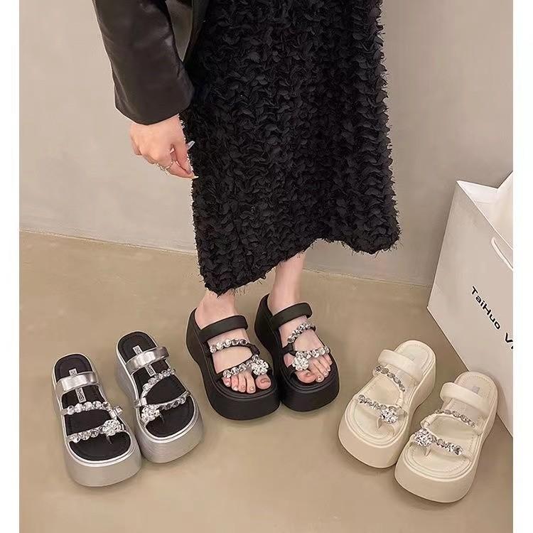 Premium thick-soled slippers for women's outer wear 2025 new fashion rhinestone heightening small muffin beach cool slippers