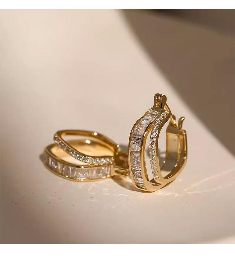 Light luxury Hong Kong style earrings, 2026 autumn and winter geometric square earrings, niche design, high-end earrings, women's accessories