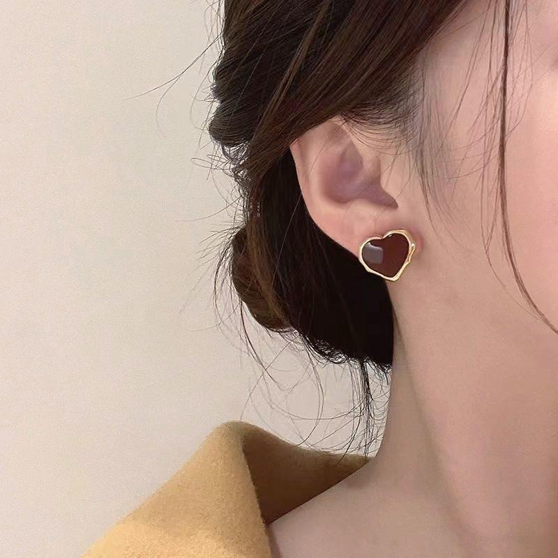 New light luxury high-end simple burgundy small love stud earrings niche fashion versatile earrings