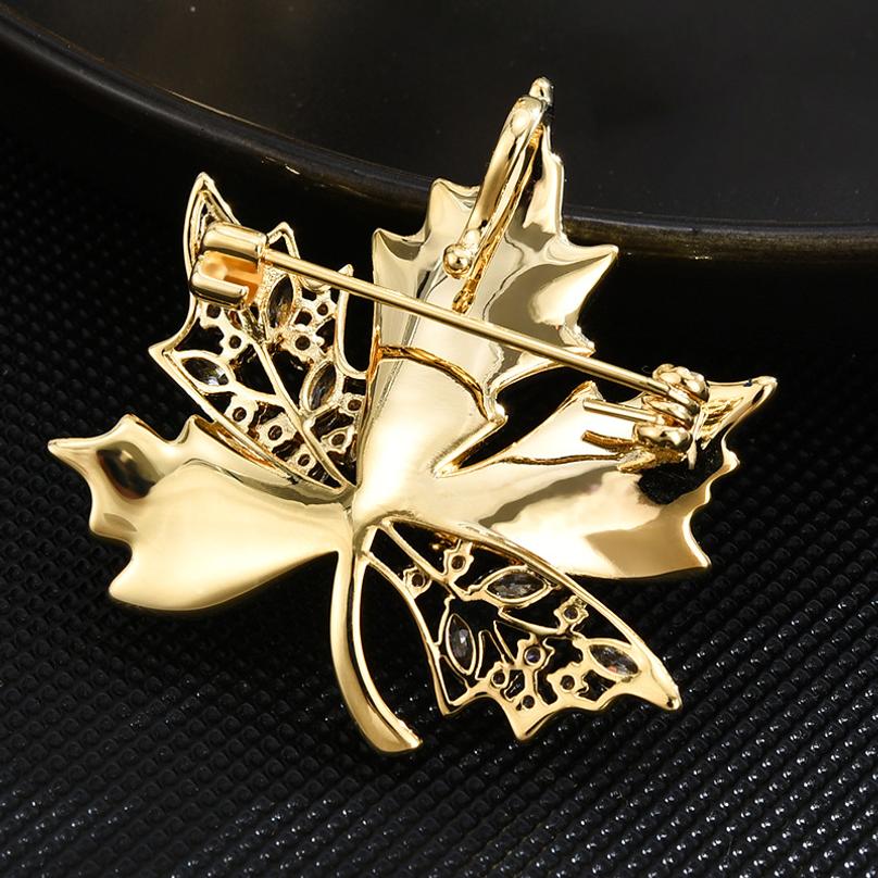 New Korean Style Fashionable Vintage Copper Micro-inlaid Maple Leaf Brooch, High-end and Elegant Designer Style Corsage