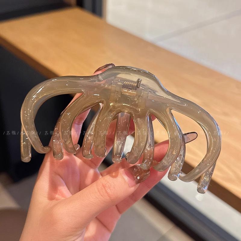 

Stylish, Versatile, Portable Claw Clip, Large Size, French Retro Shark Clip for Women. 12.5*6cm