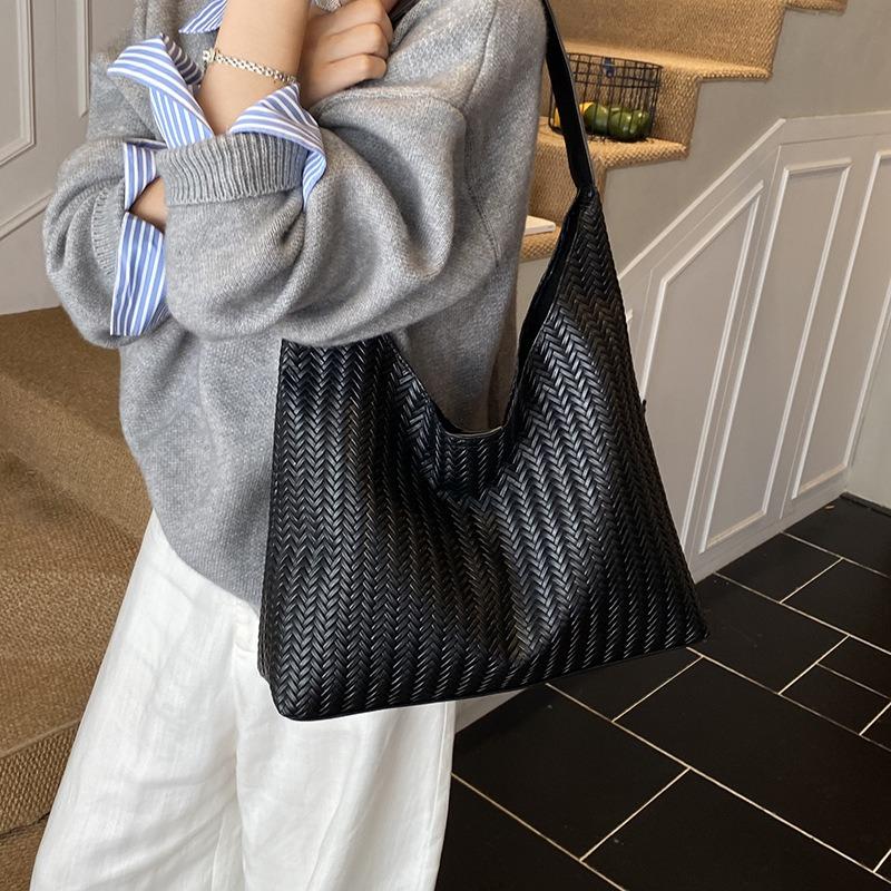 Autumn bucket bag women's new large-capacity woven shoulder bag lazy style texture niche commuter tote bag