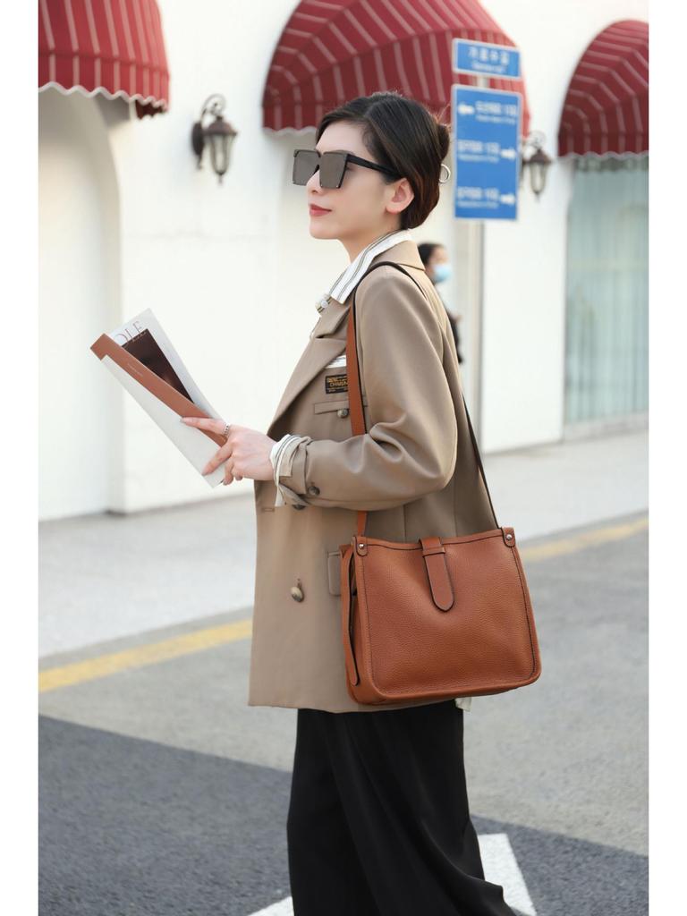 2025 Retro Genuine Leather Women's Bucket Bag - Top Layer Cowhide, Fashionable Single Shoulder Crossbody for Autumn/Winter Europe & America.