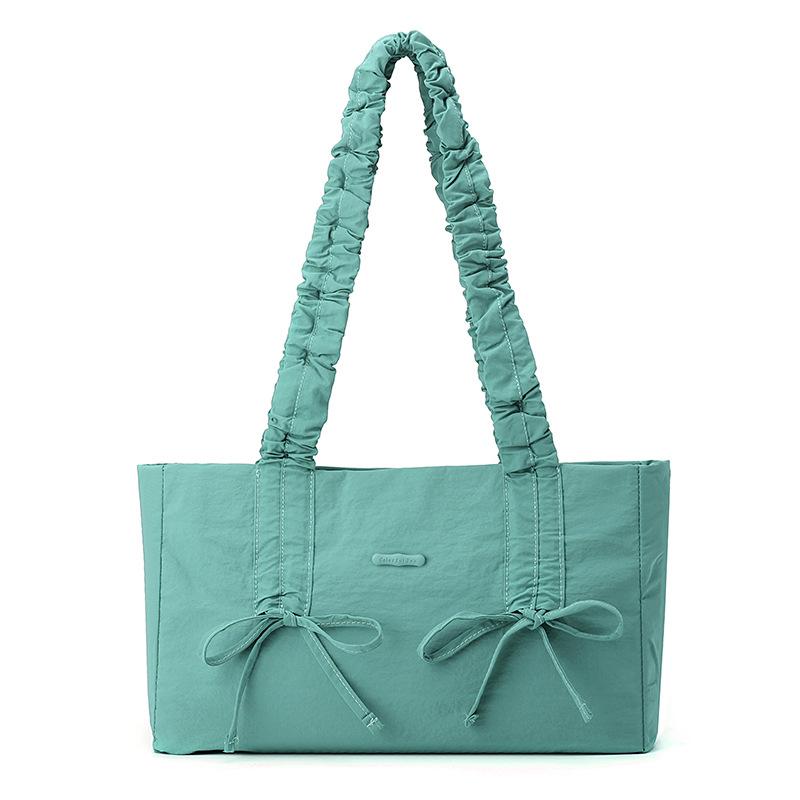 Han Suxi ma tę samą słodką, małą i świeżą plisowaną kokardkę, damską torbę na ramię i worek ściągany o dużej pojemności.