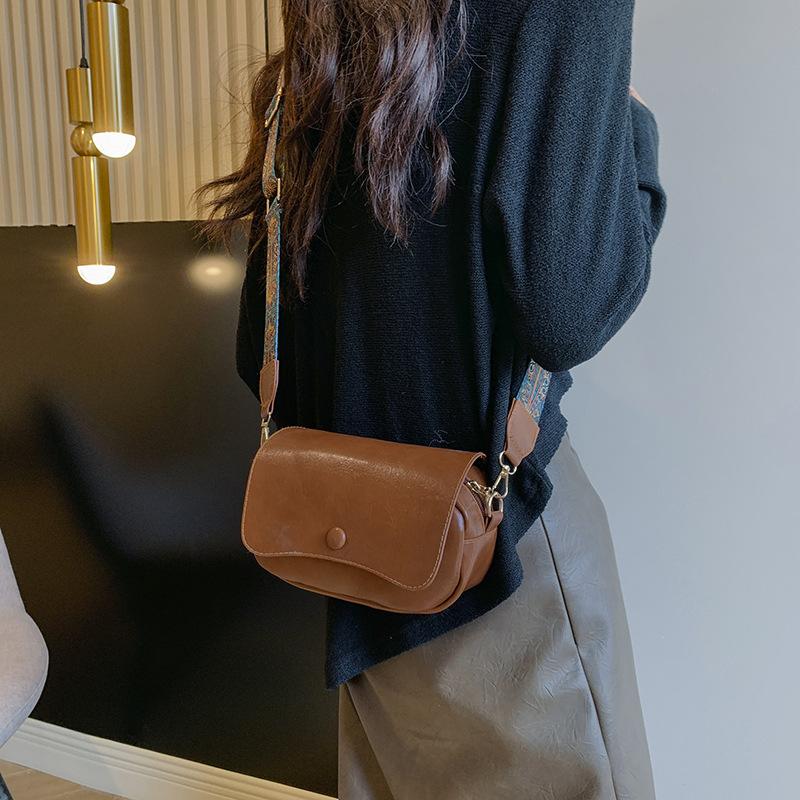 Solid Color Simple and Fashionable Korean Version Commuting Texture One-shoulder Crossbody Bag Early Autumn Small Square Bag Korean Version